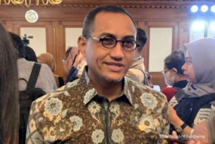 Gedung Bursa Efek Indonesia di Jakarta dengan latar belakang gedung perkantoran