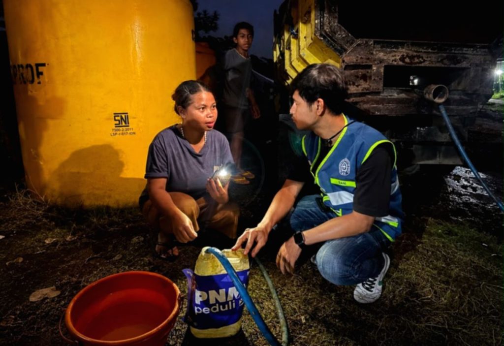 Pemasangan dua unit toren air bantuan PNM untuk pengungsi gempa di Posko Robo, Ruteng.
