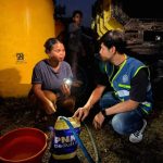 Pemasangan dua unit toren air bantuan PNM untuk pengungsi gempa di Posko Robo, Ruteng.