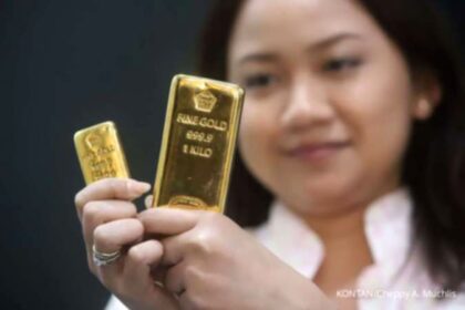 Pekerja tambang melakukan pemantauan operasional di fasilitas produksi PT Aneka Tambang Tbk.