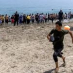 Para migran berlari dan berenang di perbatasan Ceuta untuk masuk ke wilayah Spanyol