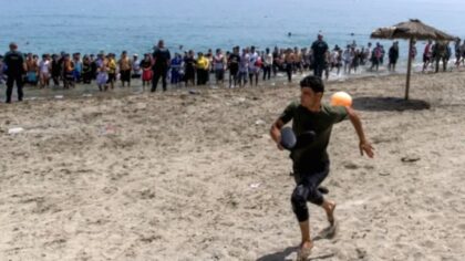 Para migran berlari dan berenang di perbatasan Ceuta untuk masuk ke wilayah Spanyol