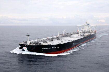 Kapal tanker VLCC Pertamina Pride berlayar melintasi perairan internasional.