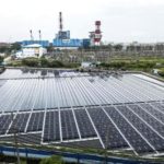 Deretan panel surya sebagai bagian dari proyek pembangunan 14 PLTS untuk efisiensi energi nasional.