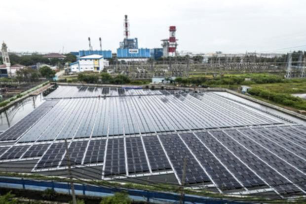 Deretan panel surya sebagai bagian dari proyek pembangunan 14 PLTS untuk efisiensi energi nasional.