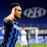 Lautaro Martinez merayakan gol dalam seragam Inter Milan di lapangan hijau.