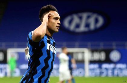 Lautaro Martinez merayakan gol dalam seragam Inter Milan di lapangan hijau.