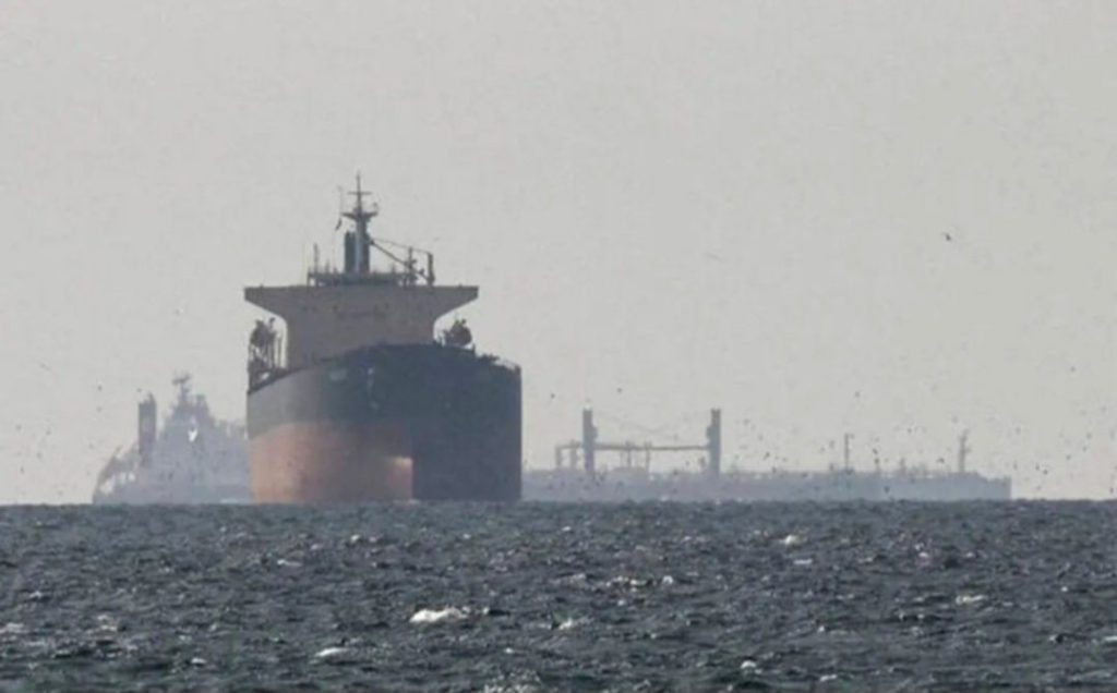 Kilang minyak lepas pantai di tengah laut yang beroperasi saat ketegangan geopolitik meningkat