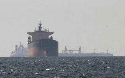 Kilang minyak lepas pantai di tengah laut yang beroperasi saat ketegangan geopolitik meningkat