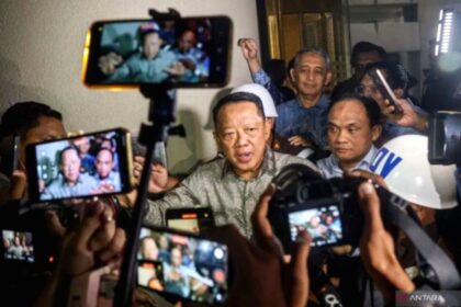 Tim penyidik Kejaksaan Agung melakukan penggeledahan di rumah mantan Jampidsus Febrie Adriansyah di Jakarta Selatan.