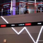 Layar monitor perdagangan saham yang menunjukkan angka IHSG hijau di Bursa Efek Indonesia.