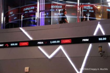 Layar monitor perdagangan saham yang menunjukkan angka IHSG hijau di Bursa Efek Indonesia.