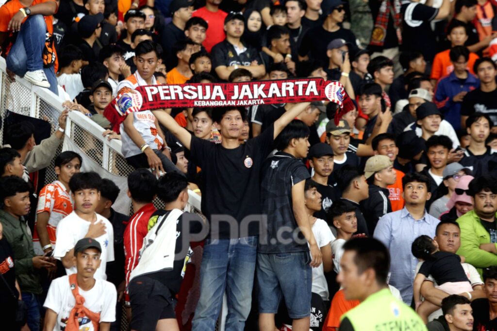 Pemain Persija Jakarta berlatih di lapangan hijau untuk persiapan kompetisi Super League