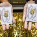 Tumpukan emas batangan produksi PT Aneka Tambang Tbk dengan logo Logam Mulia