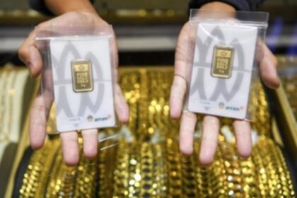 Tumpukan emas batangan produksi PT Aneka Tambang Tbk dengan logo Logam Mulia