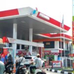 Suasana SPBU di Jakarta saat aktivitas pengisian bahan bakar kendaraan bermotor berlangsung.