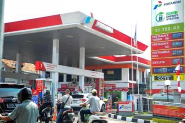 Suasana SPBU di Jakarta saat aktivitas pengisian bahan bakar kendaraan bermotor berlangsung.
