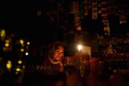 Plt Direktur Jenderal Ketenagalistrikan Kementerian ESDM, Tri Winarno, memberikan keterangan pers di Jakarta.