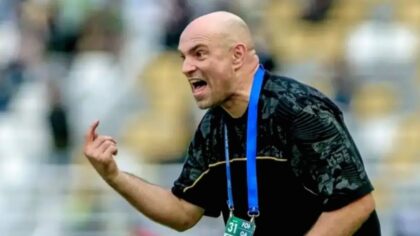 Pelatih Bernardo Tavares memberikan keterangan pers terkait kritik jadwal semifinal Piala Presiden 2026