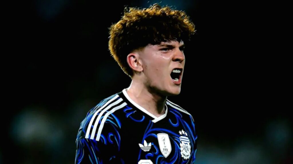 Valentin Barco saat diperkenalkan sebagai pemain baru Chelsea di Stamford Bridge