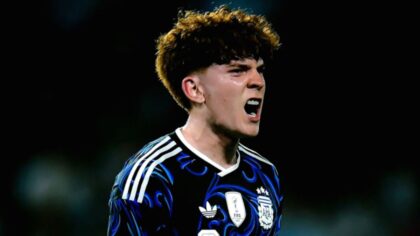Valentin Barco saat diperkenalkan sebagai pemain baru Chelsea di Stamford Bridge