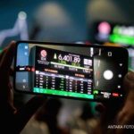 Tampilan layar monitor yang menunjukkan grafik pergerakan Indeks Harga Saham Gabungan (IHSG)