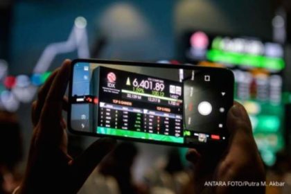 Tampilan layar monitor yang menunjukkan grafik pergerakan Indeks Harga Saham Gabungan (IHSG)
