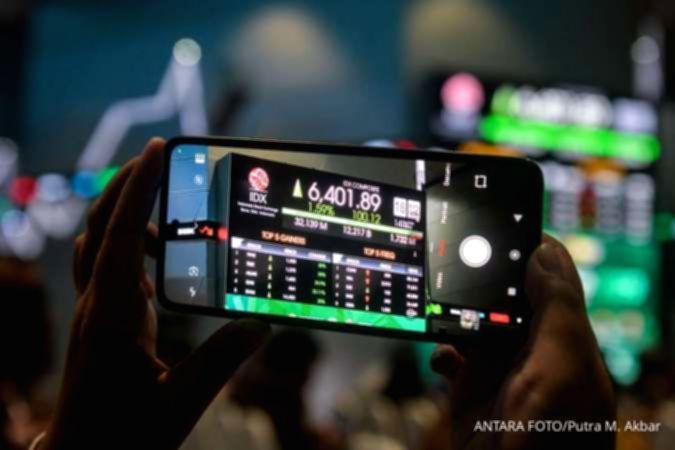 Tampilan layar monitor yang menunjukkan grafik pergerakan Indeks Harga Saham Gabungan (IHSG)
