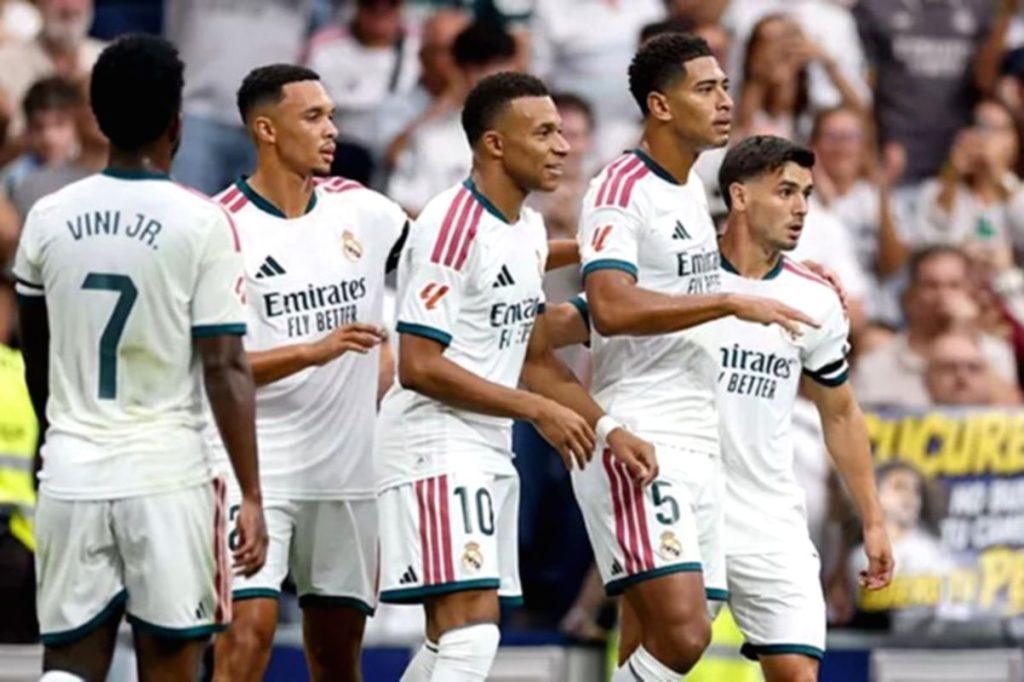 Pemain Real Madrid merayakan kemenangan atas Malaga di Stadion Santiago Bernabeu.