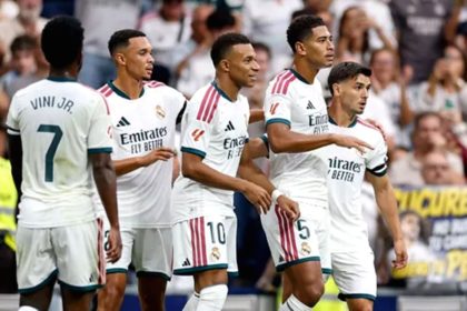 Pemain Real Madrid merayakan kemenangan atas Malaga di Stadion Santiago Bernabeu.