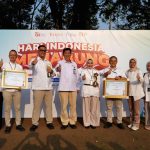 Perwakilan bank bjb menerima dua penghargaan dari OJK dalam acara puncak Hari Indonesia Menabung 2026 di Bekasi.