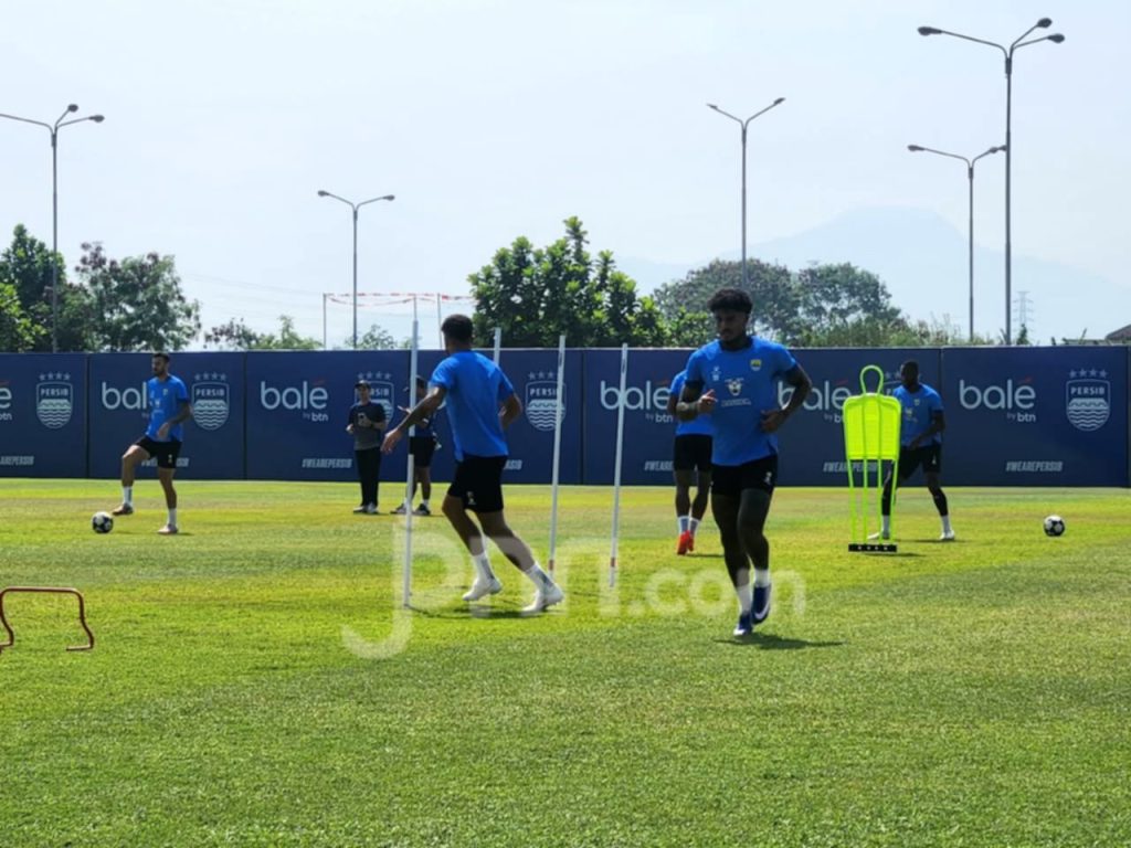 Penyerang asal Brasil Ramon Tanque tetap mengikuti sesi latihan bersama tim Persib Bandung