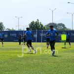 Penyerang asal Brasil Ramon Tanque tetap mengikuti sesi latihan bersama tim Persib Bandung
