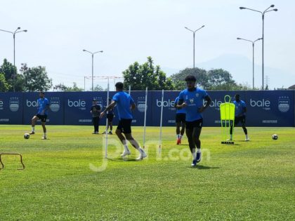 Penyerang asal Brasil Ramon Tanque tetap mengikuti sesi latihan bersama tim Persib Bandung