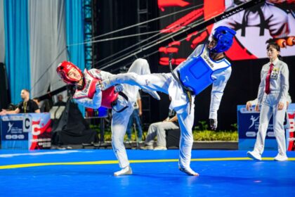 Para atlet taekwondo Indonesia merayakan kemenangan sebagai juara umum di 8th Asian Taekwondo Indonesia Open 2026