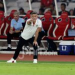 Pelatih Timnas Indonesia John Herdman memberikan arahan di pinggir lapangan saat laga Piala AFF 2026.