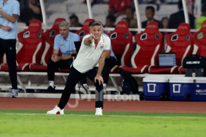 Pelatih Timnas Indonesia John Herdman memberikan arahan di pinggir lapangan saat laga Piala AFF 2026.