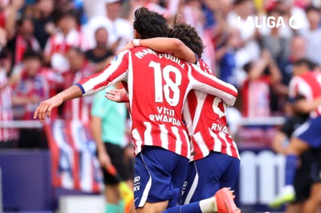 Pemain Atletico Madrid dan Villarreal berebut bola dalam laga Liga Spanyol di Stadion Metropolitano