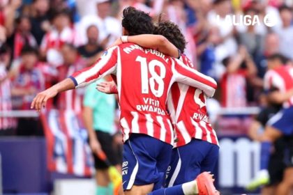 Pemain Atletico Madrid dan Villarreal berebut bola dalam laga Liga Spanyol di Stadion Metropolitano