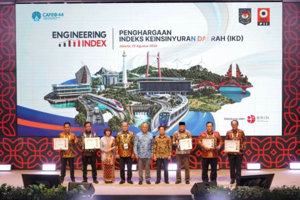 Wakil Gubernur Maluku Utara Sarbin Sehe menerima penghargaan Platinum Indeks Keinsinyuran Daerah 2026 di Jakarta
