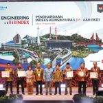 Wakil Gubernur Maluku Utara Sarbin Sehe menerima penghargaan Platinum Indeks Keinsinyuran Daerah 2026 di Jakarta