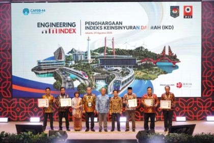 Wakil Gubernur Maluku Utara Sarbin Sehe menerima penghargaan Platinum Indeks Keinsinyuran Daerah 2026 di Jakarta
