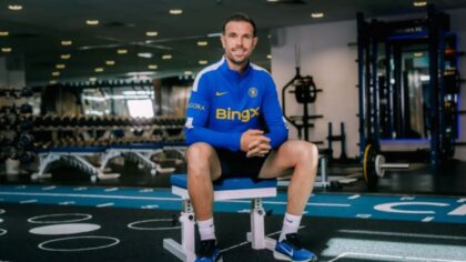Jordan Henderson saat diperkenalkan sebagai pemain baru Chelsea di Stamford Bridge