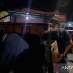 Penyidik KPK membawa dokumen hasil penggeledahan di Bengkulu terkait kasus korupsi