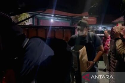 Penyidik KPK membawa dokumen hasil penggeledahan di Bengkulu terkait kasus korupsi