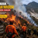 Asap membubung dari kebakaran hutan di kawasan Kawah Wadon Gunung Gede