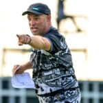 Pelatih Persebaya Bernardo Tavares memberikan instruksi kepada para pemain saat sesi latihan jelang laga melawan Port FC.