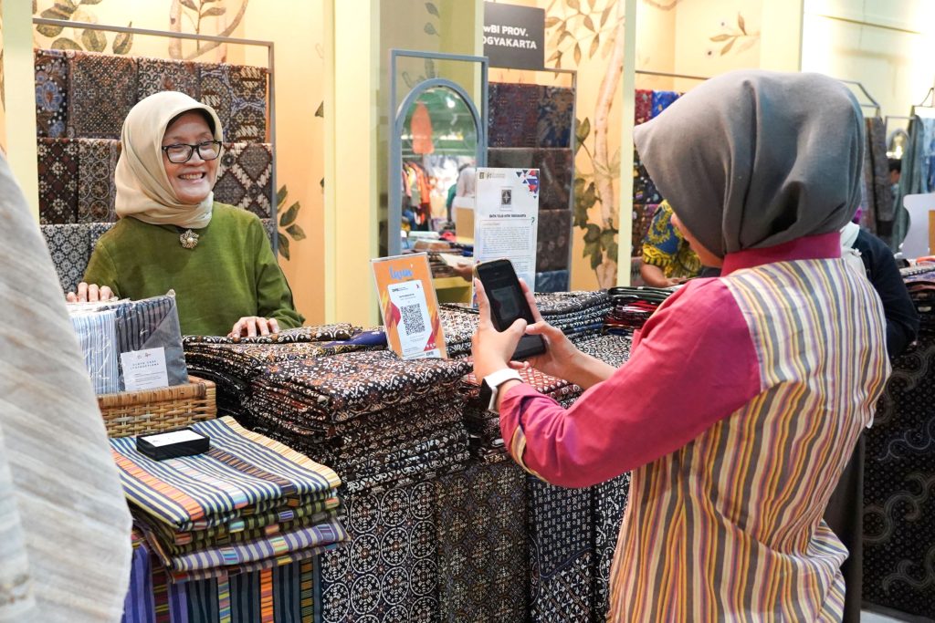 Logo QRIS Bank Indonesia di sebuah gerai pedagang