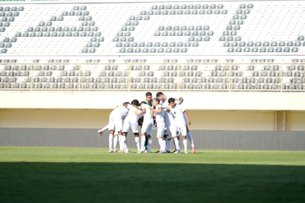 Pelatih PSS Sleman Pieter Huistra saat memimpin sesi latihan tim di Stadion Maguwoharjo.
