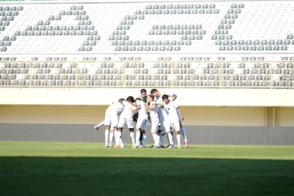 Pelatih PSS Sleman Pieter Huistra saat memimpin sesi latihan tim di Stadion Maguwoharjo.